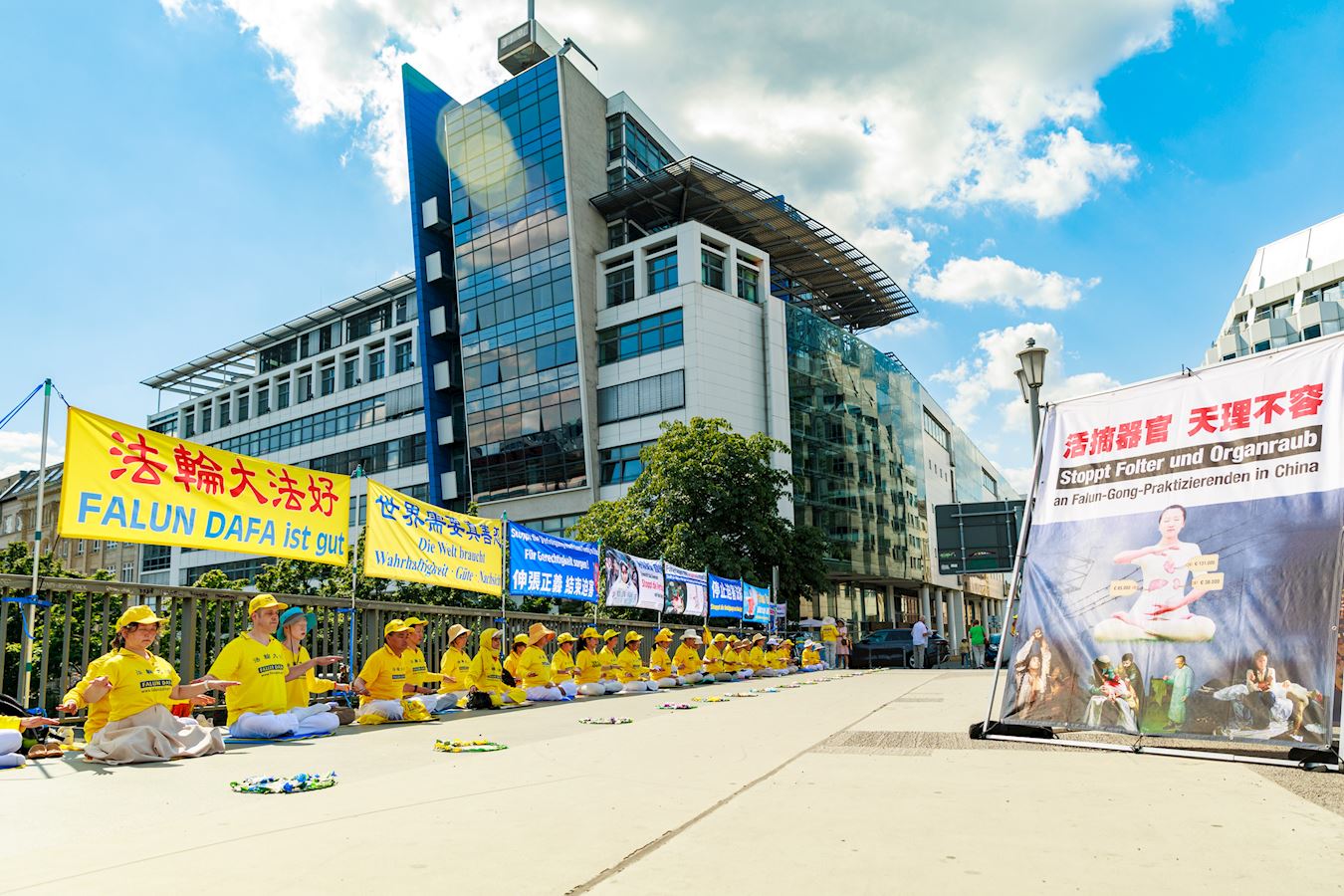 '图1:二零二四年七月十九日,法轮功学员在柏林中使馆对面的亚诺维茨桥(Jannowitzbrücke)上举办反迫害二十五周年活动。'