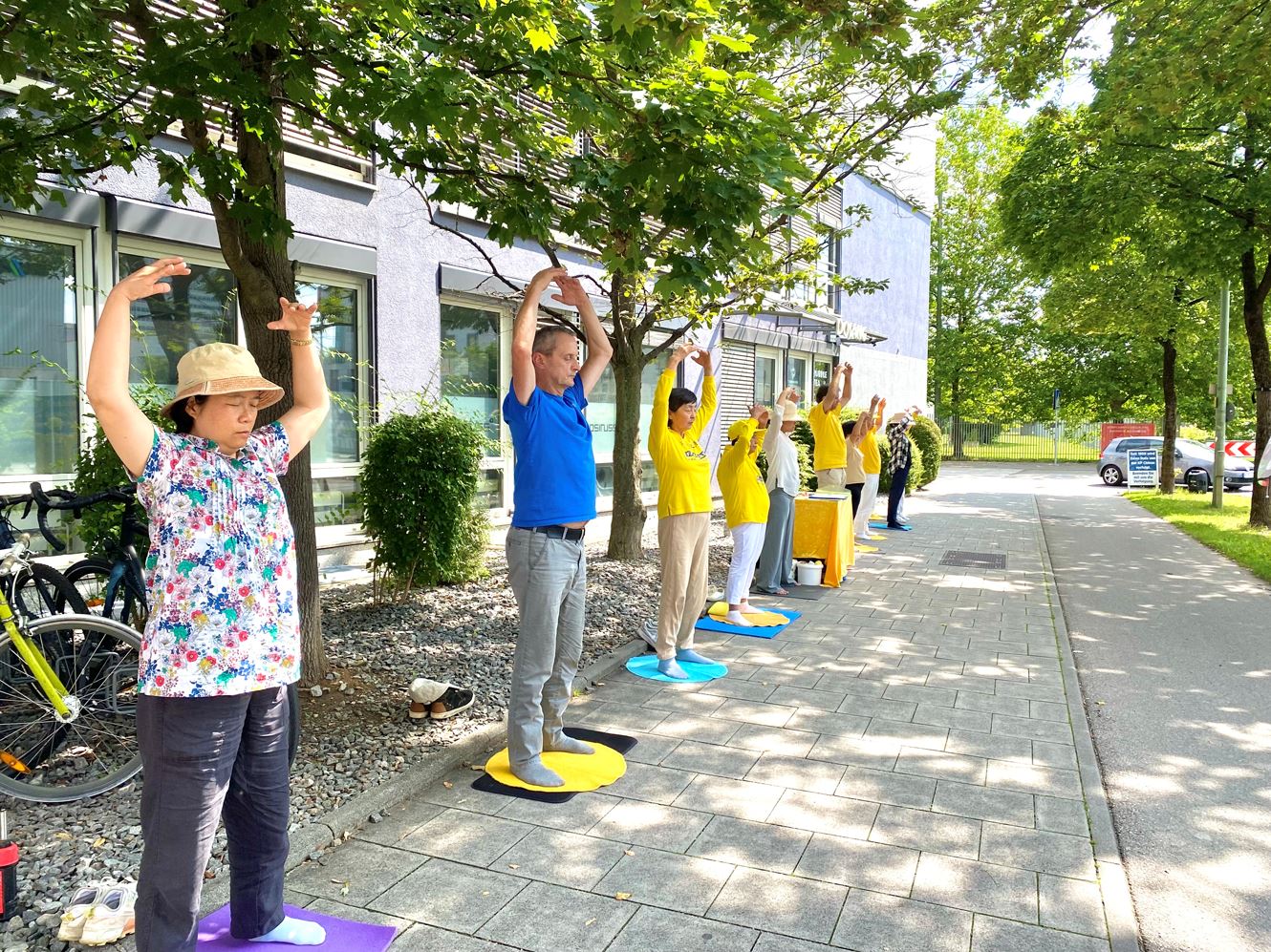 '图2:二零二四年七月十八日,法轮功学员在慕尼黑中领馆对面举办反迫害二十五周年活动。'