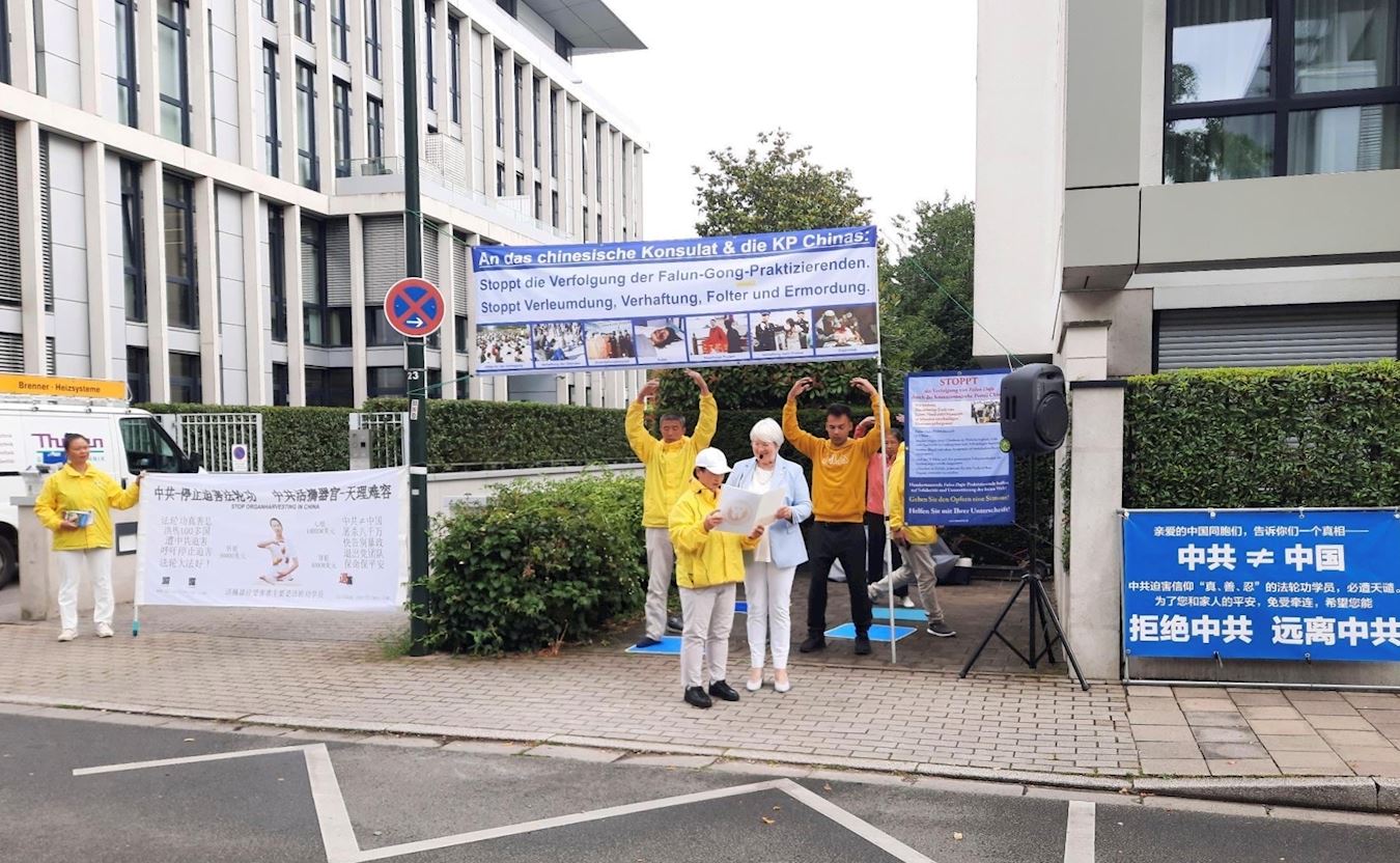 '图3:二零二四年七月二十四日,法轮功学员在杜塞尔多夫中领馆前举办反迫害二十五周年活动。'