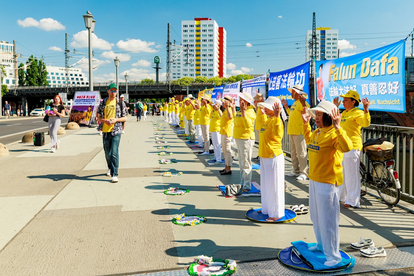'图4~6:法轮功学员展示法轮功五套功法'