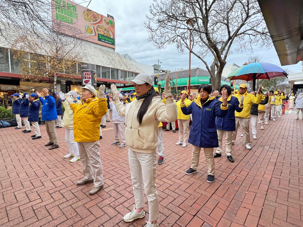 '图1~3:二零二四年七月二十三日,法轮功学员在新西兰首都惠灵顿市中心古巴街炼功。'