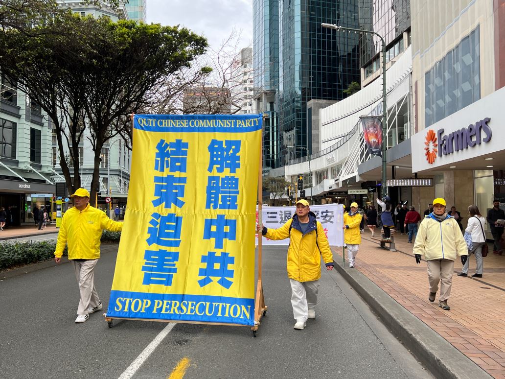 '图5~15:法轮功反迫害二十五周年的游行,让人们关注中共对善良民众的迫害。'