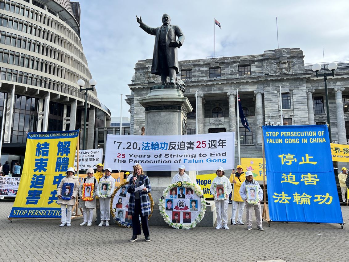 '图17:玛戈·麦克维(右)在国会大厦门前的集会上发言。'