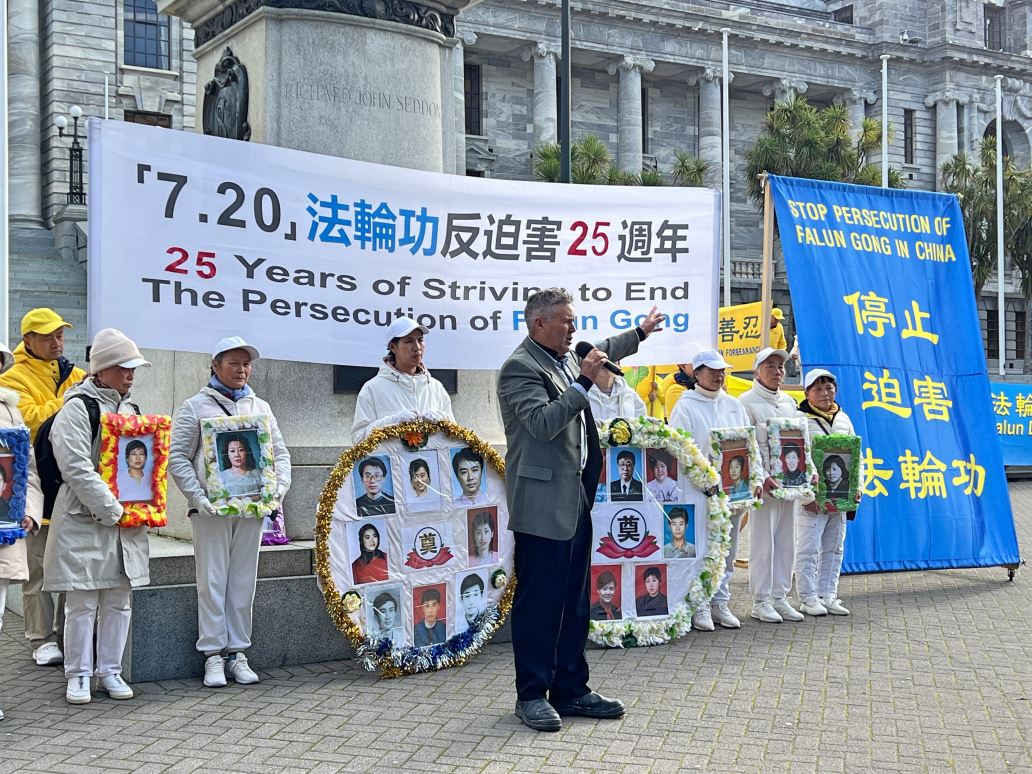 '图18:芬利·史密斯在演讲中。'