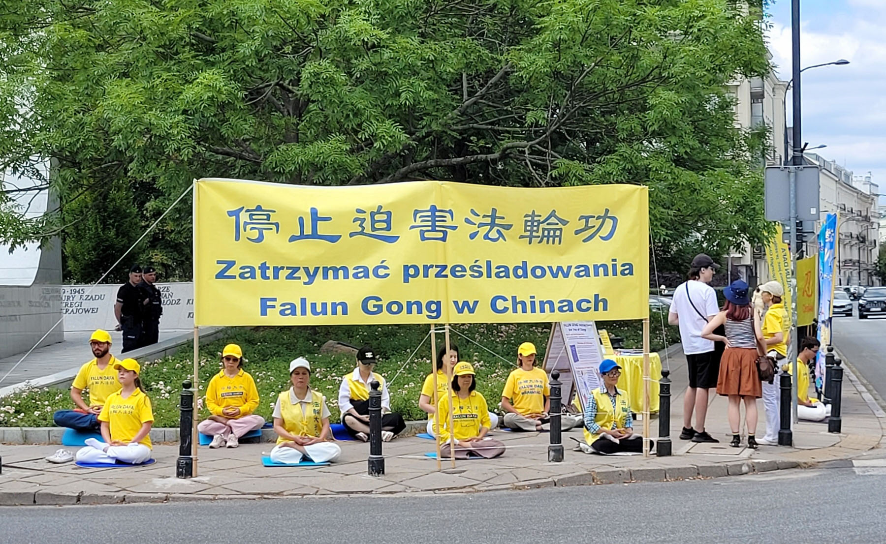 图1~5:二零二四年七月二十三日,波兰法轮功学员在华沙议会楼前举行集会,呼吁波兰政府、议员及各界伸出援手,共同制止中共迫害法轮功。