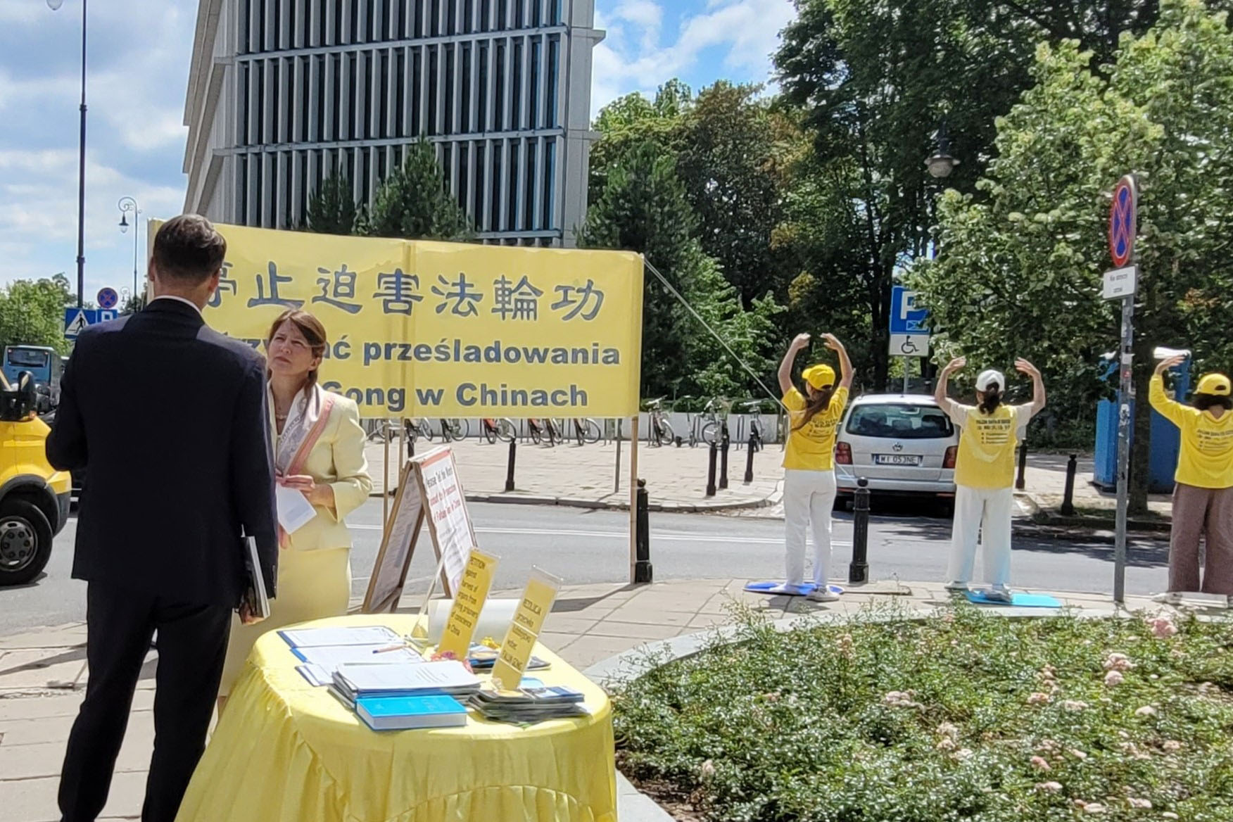 图8:学员向波兰议员讲真相。