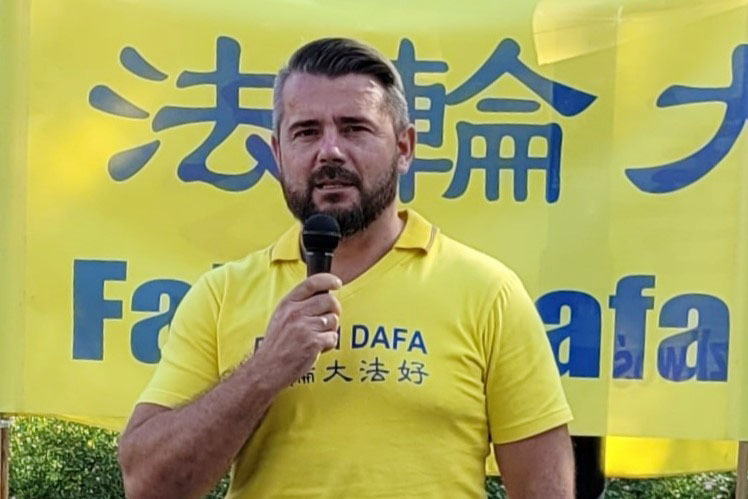 图14:波兰法轮大法协会协调人托梅克‧科瓦尔斯基先生在集会上发言。