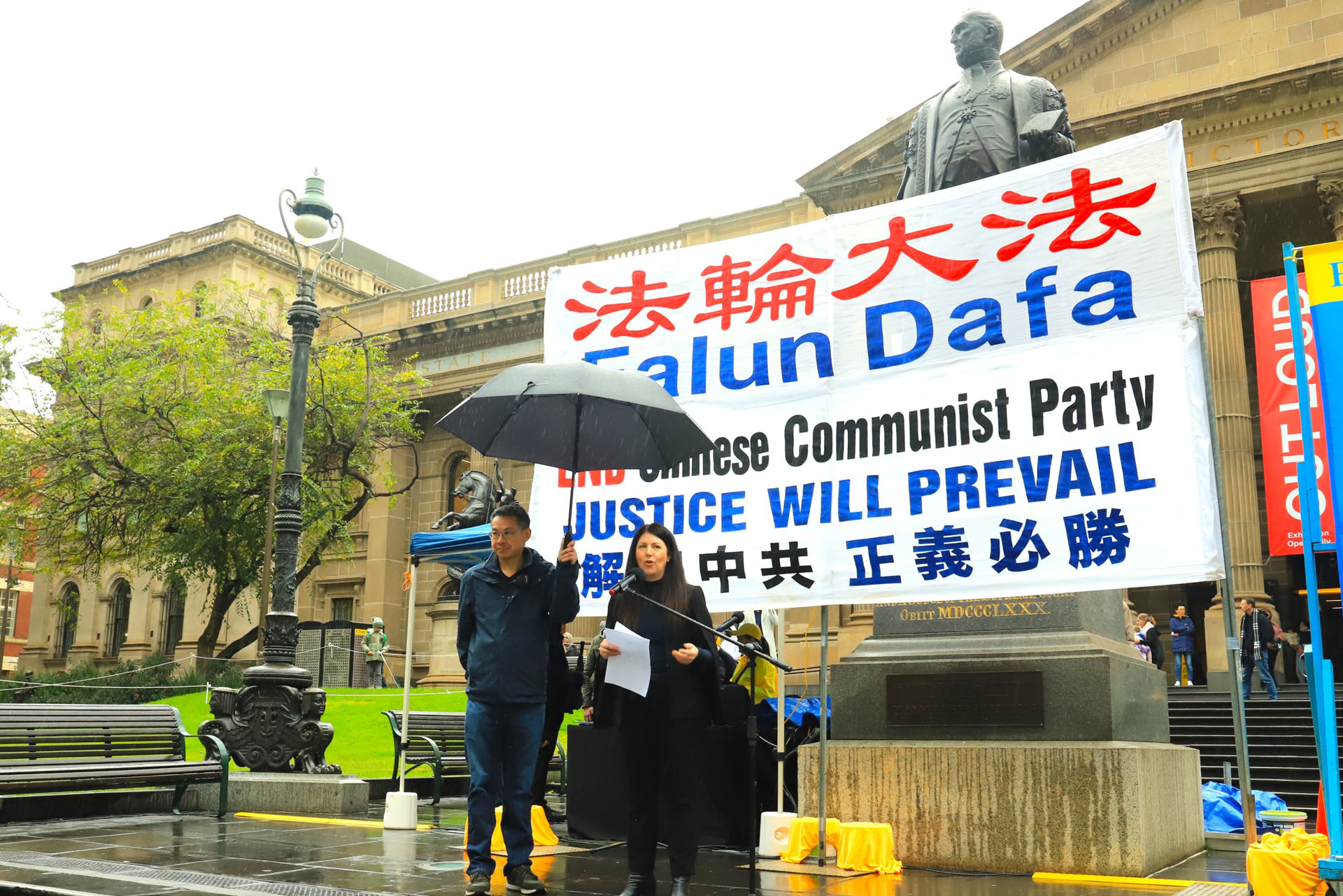 图21:维州法轮大法学会发言人乔姆(Rebel Jom)在集会上致辞。