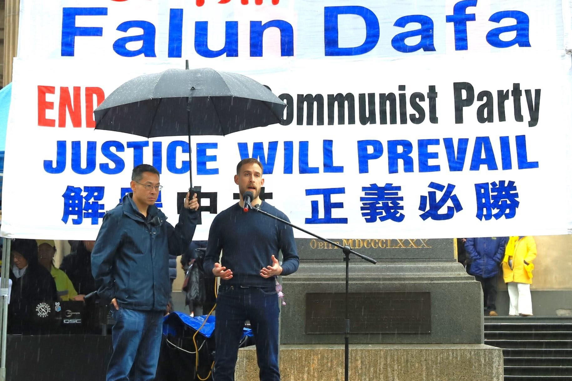 图23:维州参议员候选人蒂特洛夫(Jordan Dittloff)在集会上致辞。