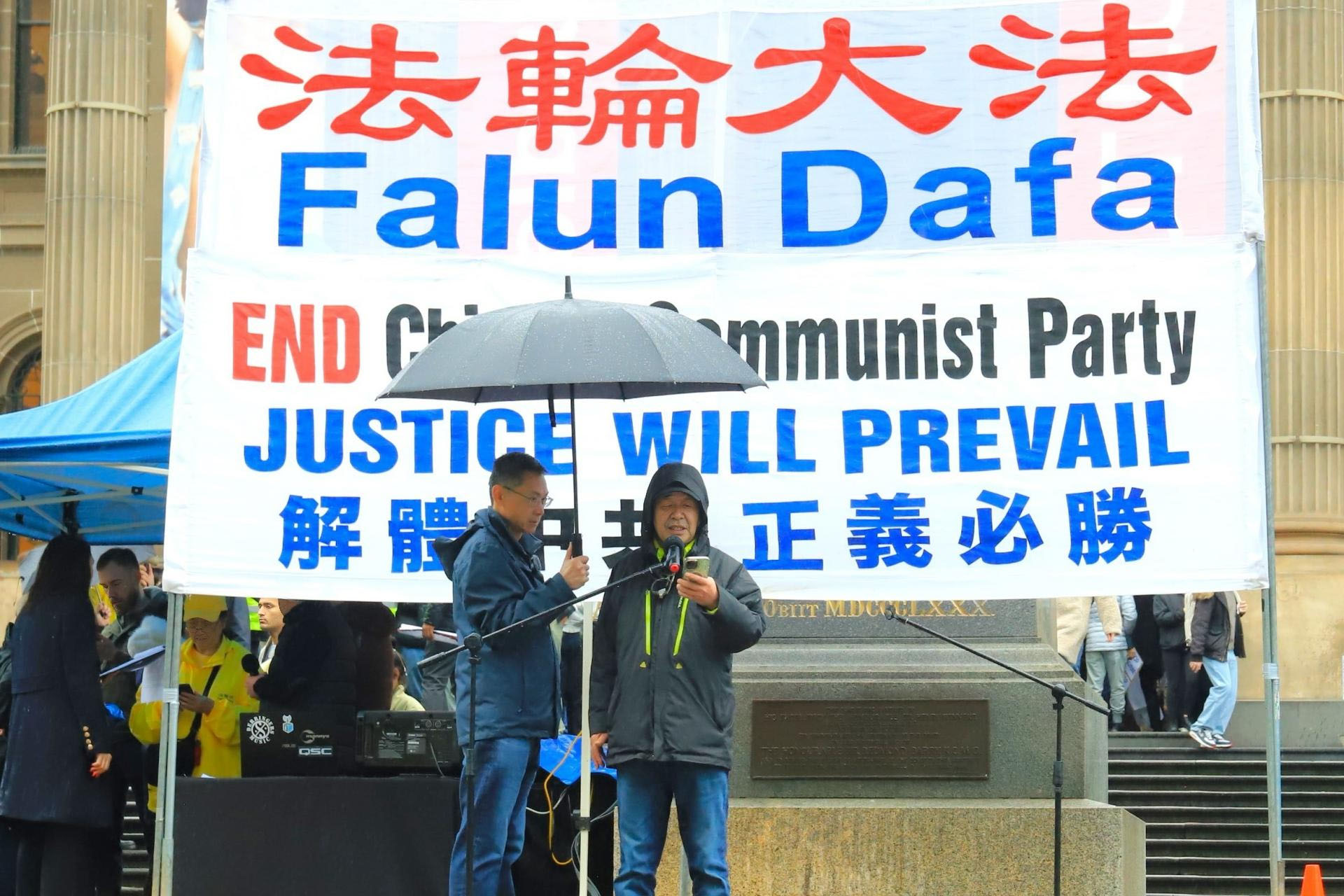 图26:中国民盟监事长高健在集会上致辞。