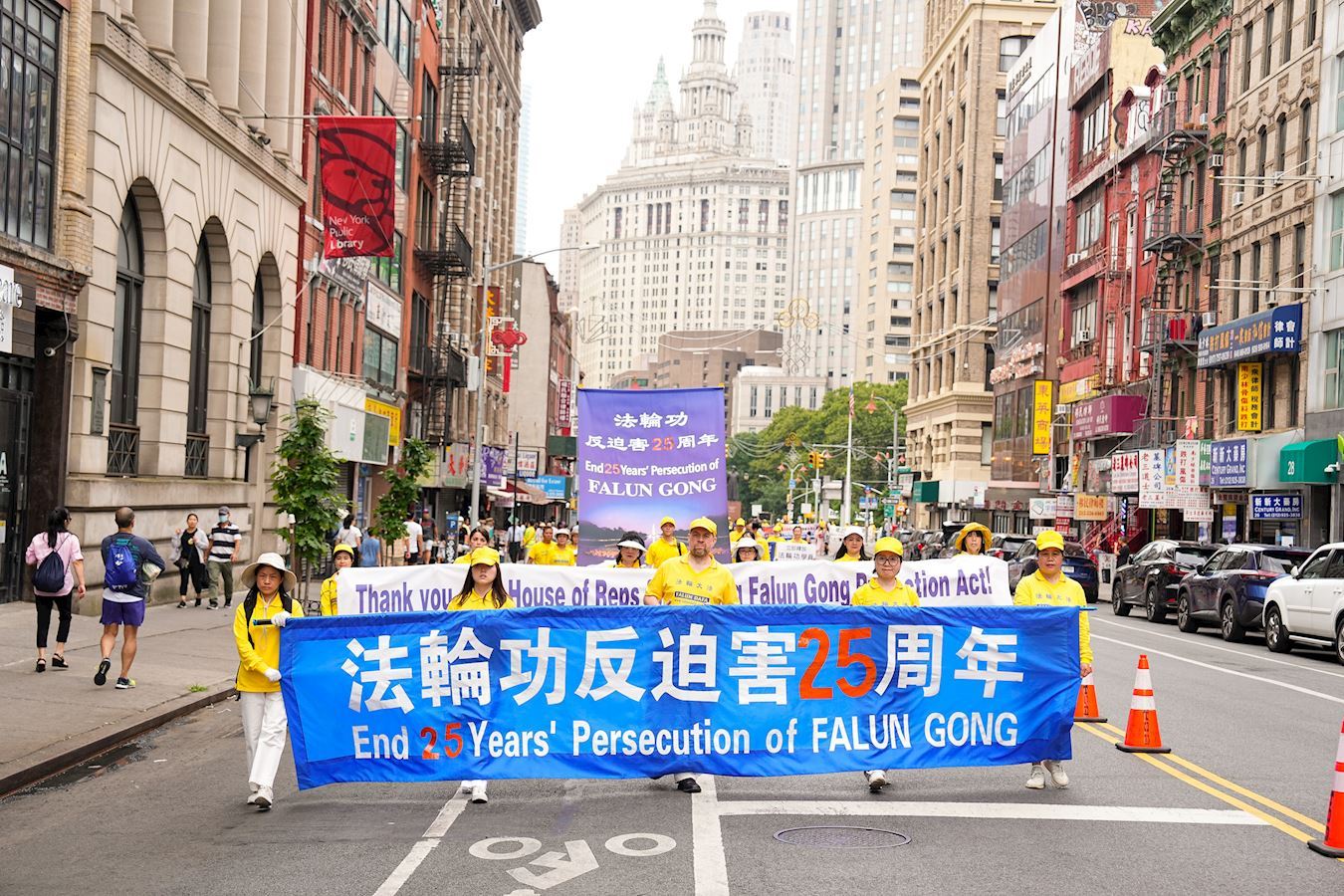 '图1:二零二四年七月二十日,纽约华人历史最悠久的曼哈顿唐人街迎来了法轮功学员反迫害25周年大游行,图为第二方阵“停止迫害法轮功”。'