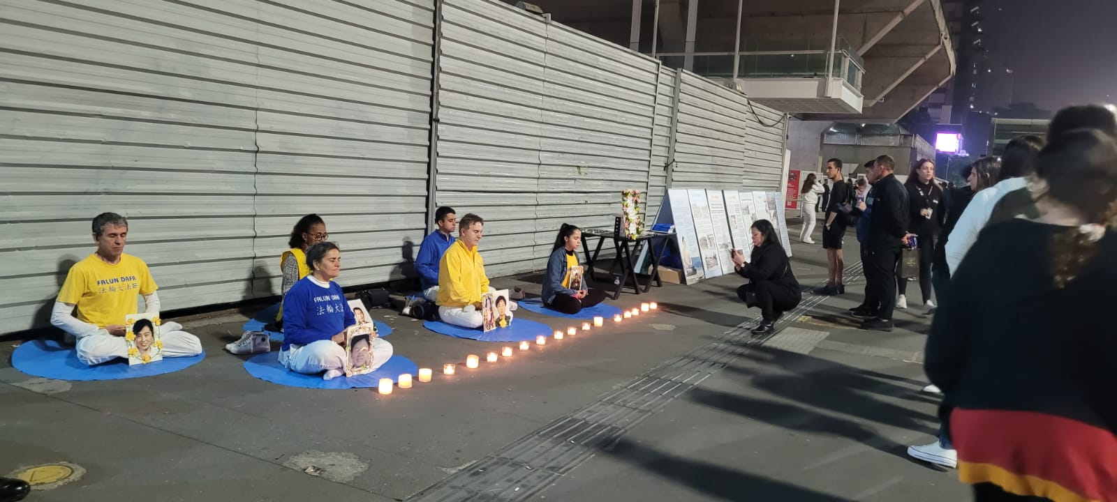 图15~16:学员们点起蜡烛,悼念二十五年来被中共迫害致死同修