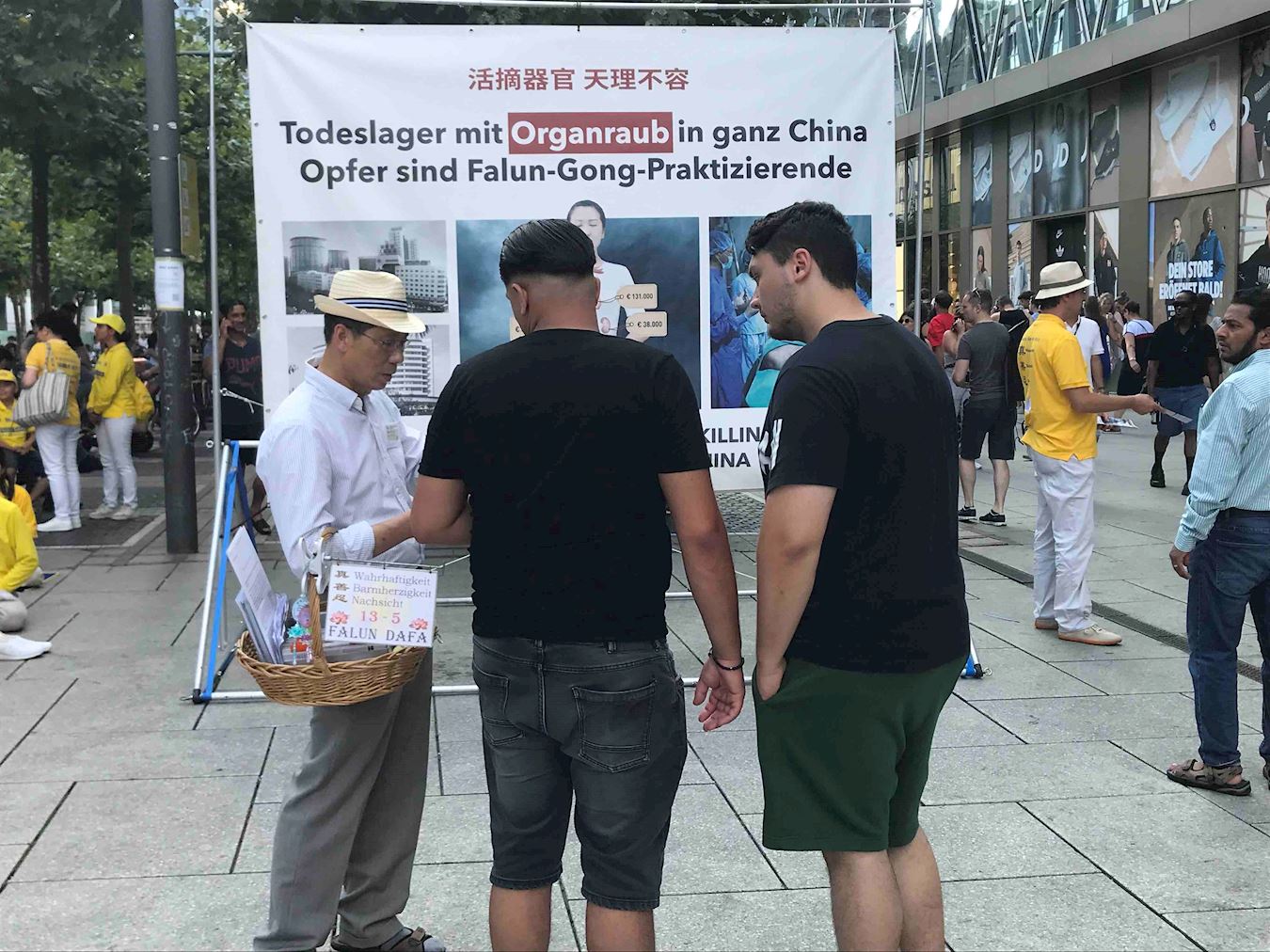 '图4~6:人们向法轮功学员了解真相'