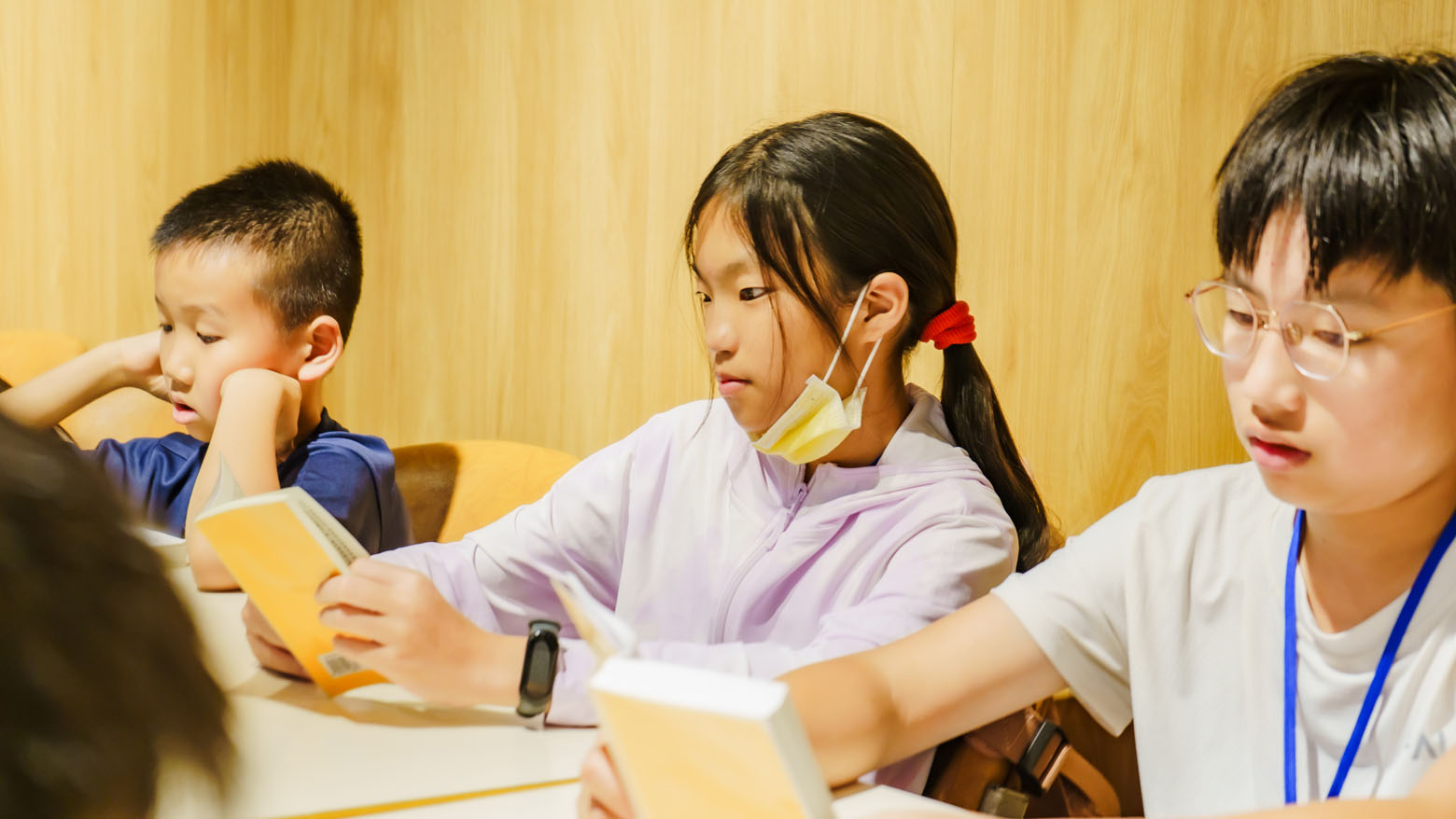图2~3:成员们在明慧夏令营中一起学法。