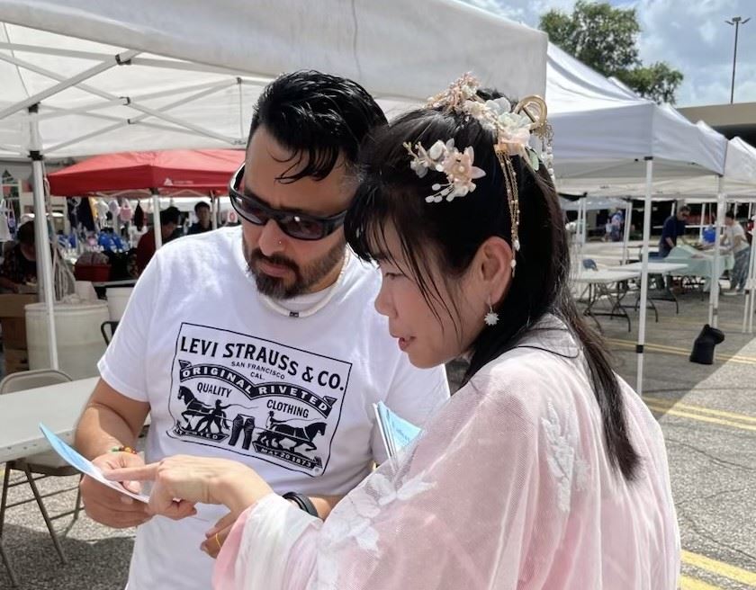 '图1~7:二零二四年六月三十日,法轮功学员在休斯顿中国城国庆游园会上讲真相。'