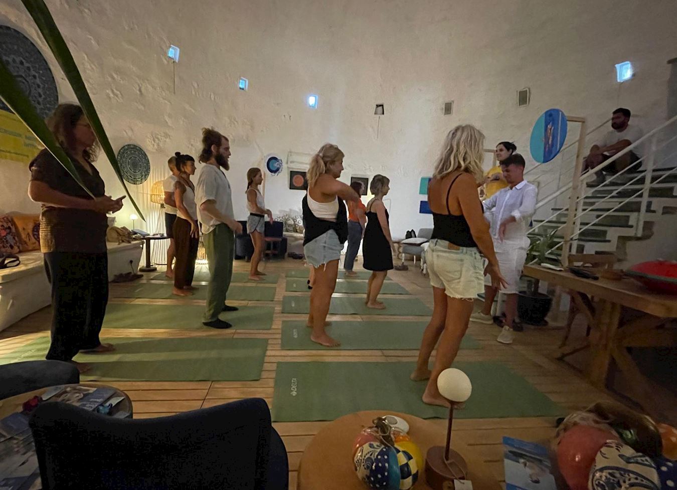 '图1~2:二零二四年七月土耳其法轮功学员在博德鲁姆举办弘法活动,向民众义务教功,参与非常踊跃。'