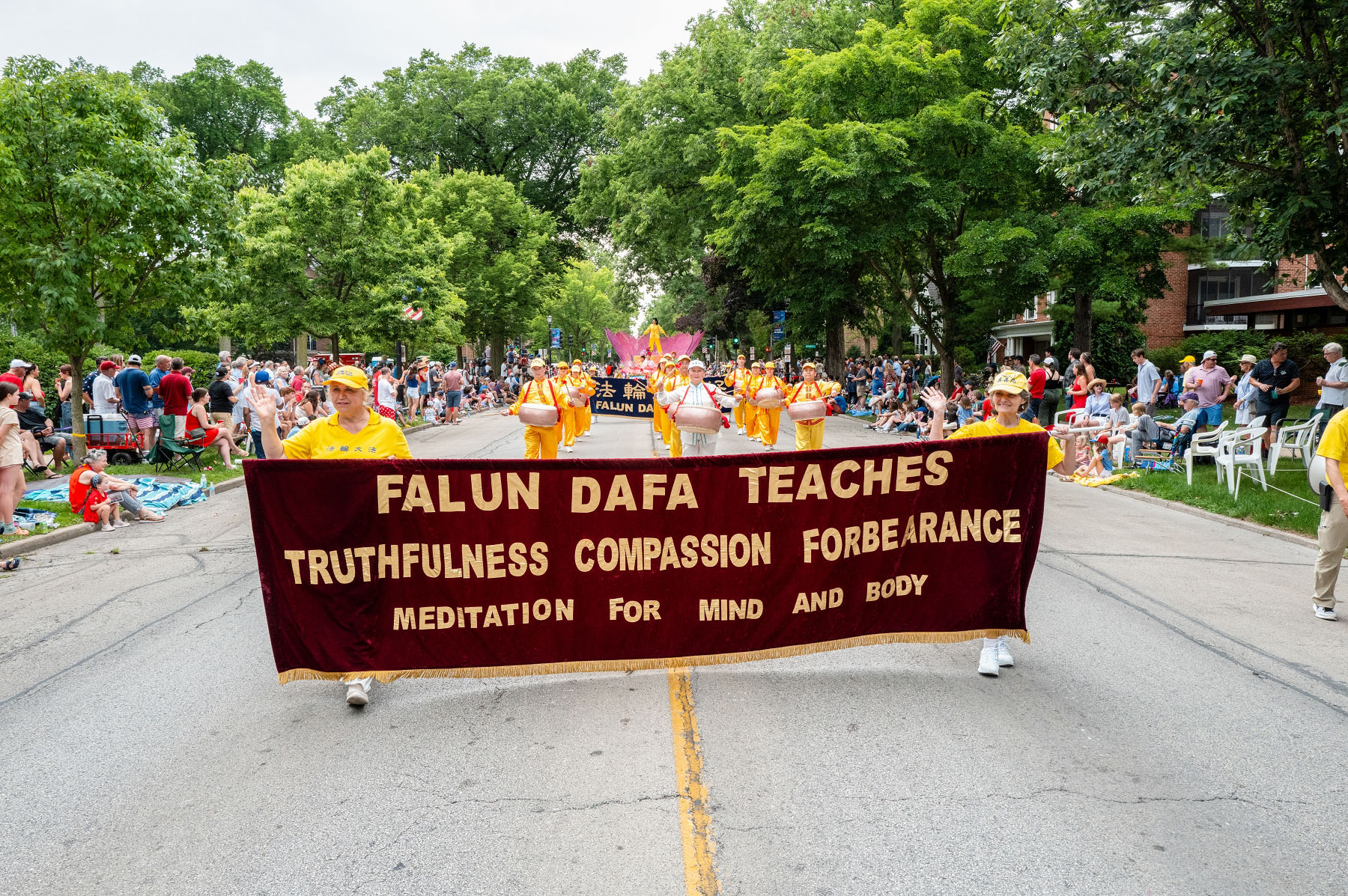 图1~5:二零二四年七月四日,芝加哥法轮功学员参加了芝加哥北郊埃文斯顿市(Evanston)的独立日游行,庆祝美国国庆。