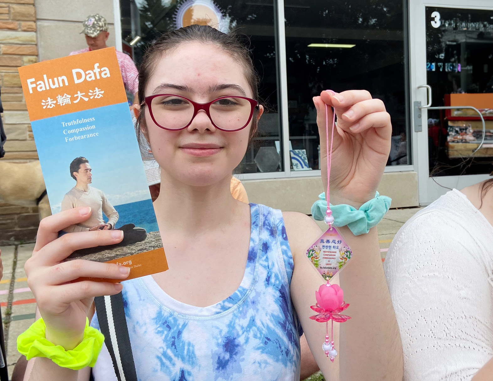 图6~8:二零二四年七月四日,路边的观众对法轮大法学员的游行队伍拍照录像、挥手致意。