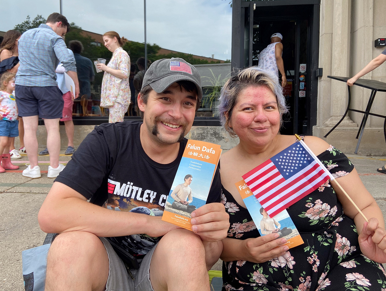 图9:布兰登·伯明翰 (Brandon Birmingham)(左)和多莉·伦特里亚 (Dolly Renteria)。布兰登表示,他很想阅读《转法轮》这本书。