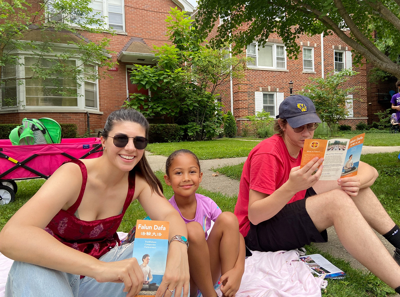 图10:贾克斯(Jax,左一)和她的女儿。贾克斯希望有机会能够学习法轮功的功法。