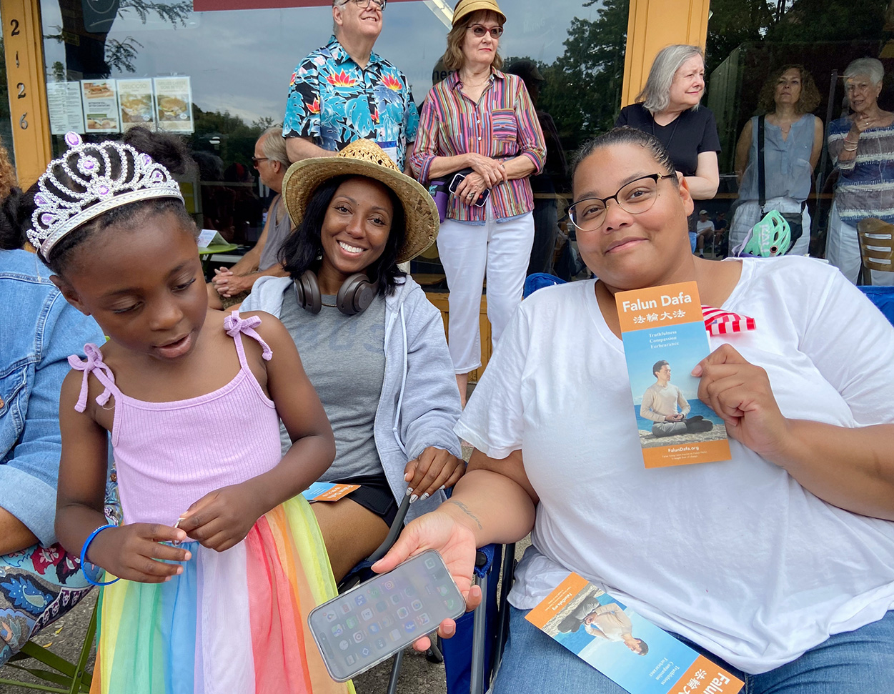 图12:安吉拉·梅里克(Angela Merrick,右一)和她的家人。她表示法轮功花车非常美丽,令人印象深刻。