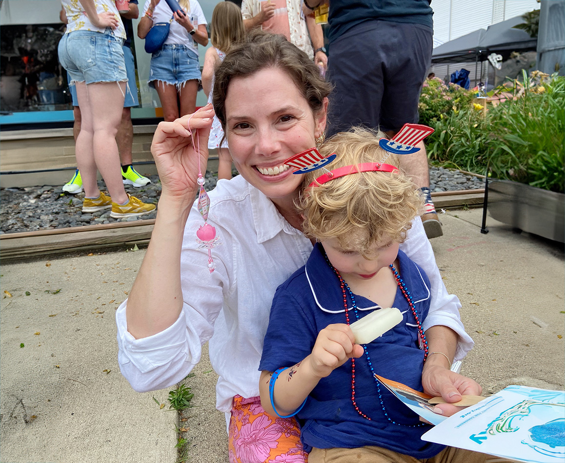 图13:珍妮·马斯特(Jenny Mast) 表示她被花车所吸引,并想了解更多关于法轮功的信息。