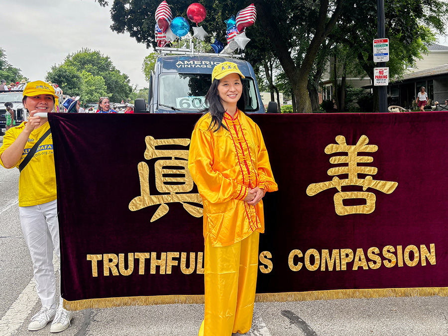 图15:法轮功学员罗恩‧杨(Lonn Yang)参加二零二四年埃文斯顿市(Evanston)的独立日游行。