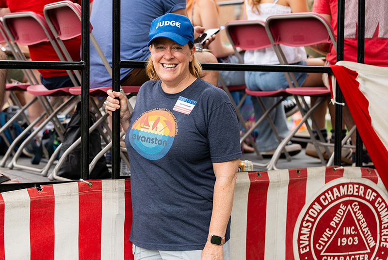 图16:埃文斯顿独立日游行的两位评审委员会的共同负责人之一珍·彼得森 (Jen Peterson)。珍表示,独立日游行是一个非常重要的传统,让人们都走出来一起享受和庆祝传统和自由。