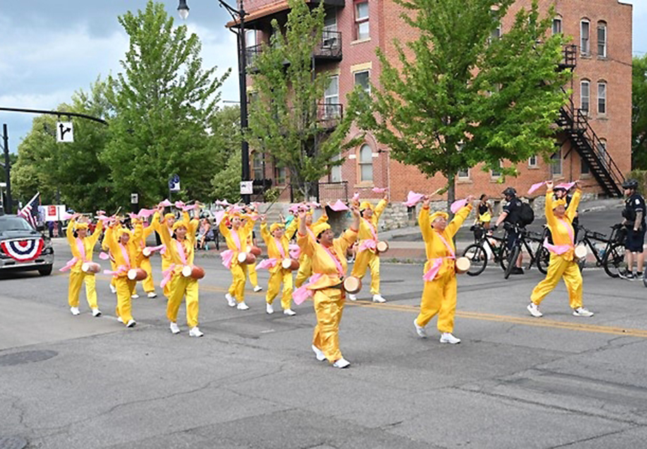 图2:十几名学员组成的腰鼓队伴随着《法轮大法好》等乐曲的韵律进行腰鼓表演。