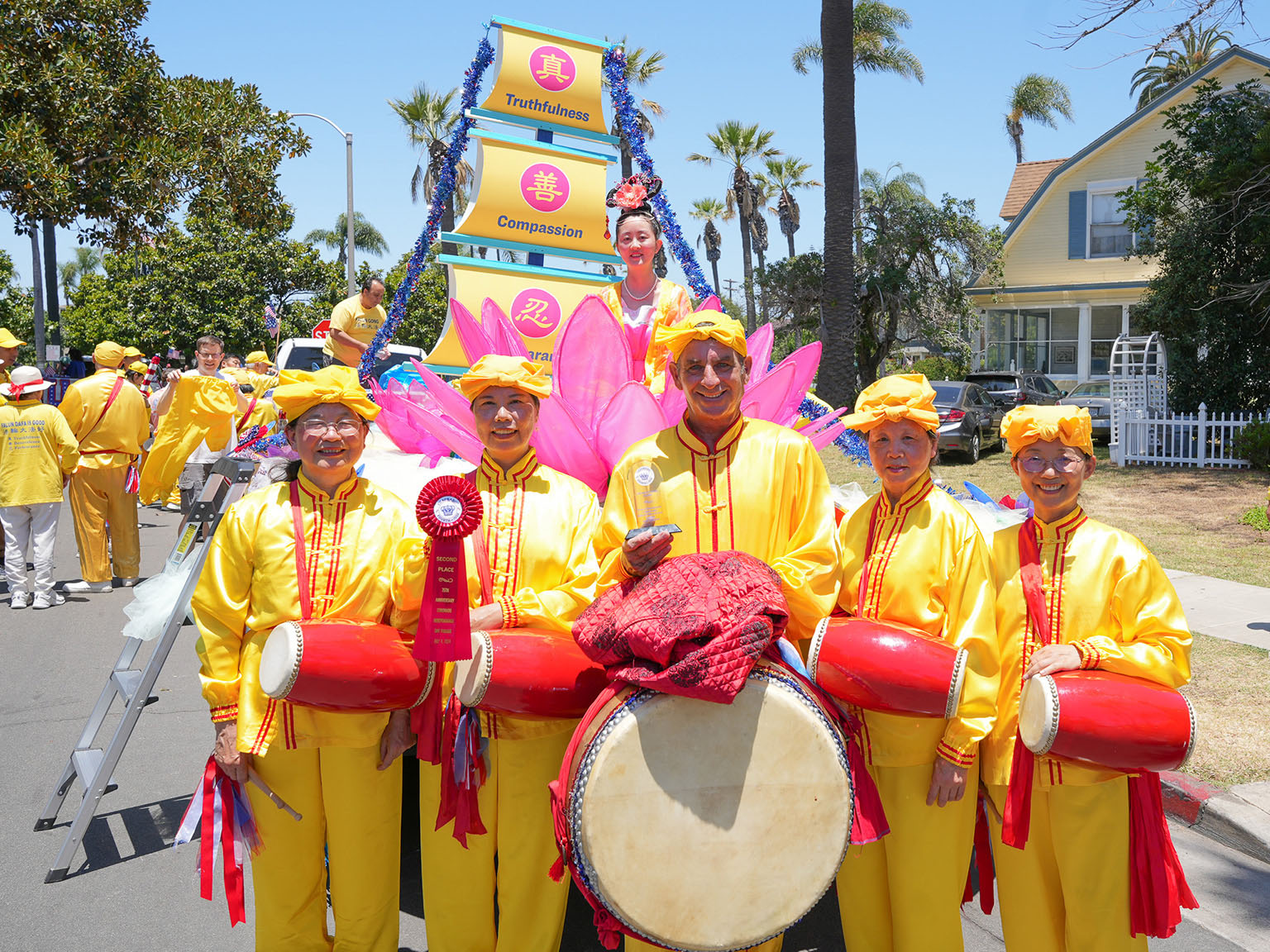 图6:法轮功学员参加了科罗讷多市(Coronado)的独立日国庆游行,获得花车二等奖和整体队伍大奖。