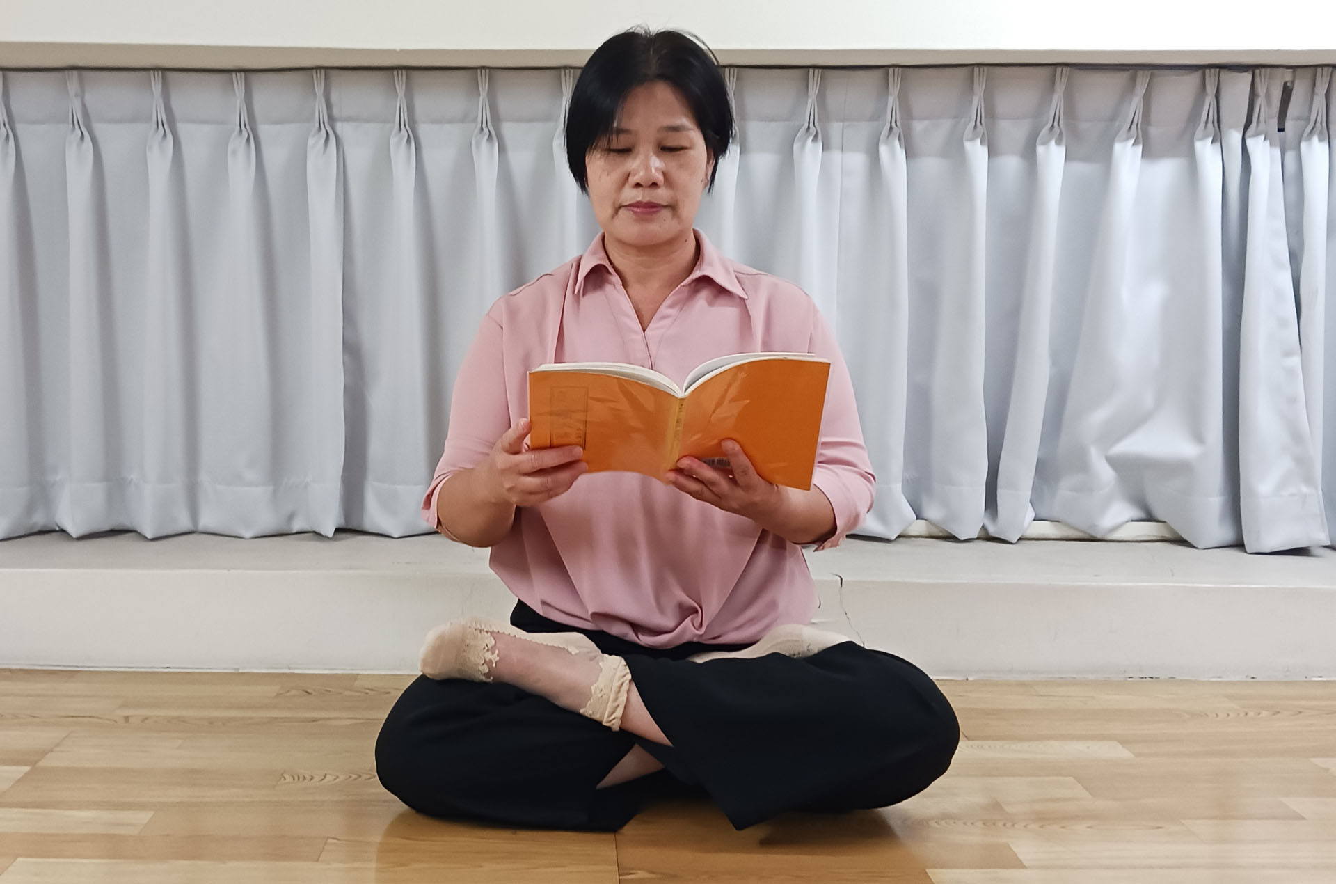 图1:巧芳正在阅读《转法轮》