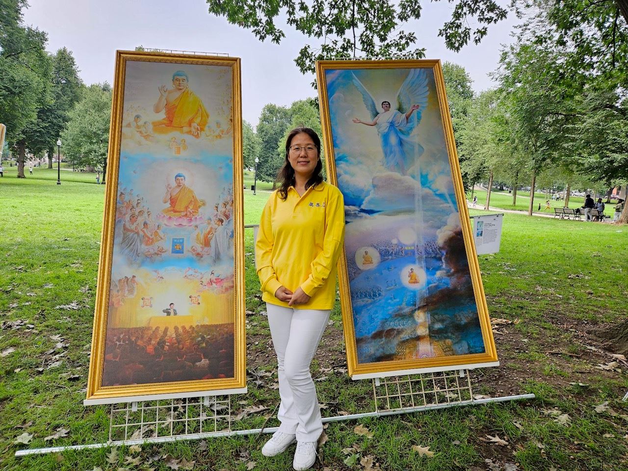 '图3:乔西(Josie Liu)希望透过美展,让人感受到法轮大法的美好'
