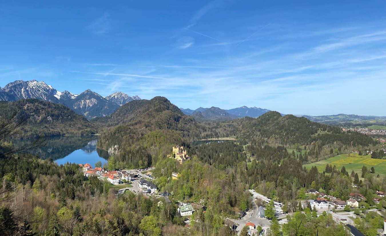 '图2:新天鹅堡山脚下,右边上边小镇是菲森(Füssen)。'