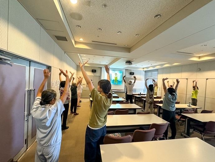 '图1:学功的市民和学员一起炼法轮功的第一套功法'