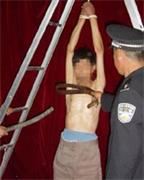 '酷刑演示:吊挂毒打'