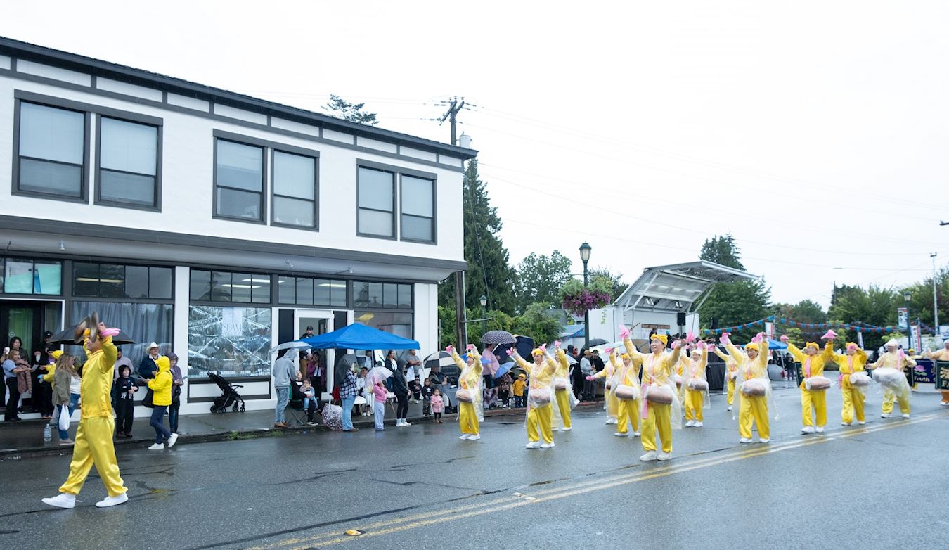 '图1~3:法轮功学员在雨中参加了美国华盛顿州门罗市( Monroe)的集市盛会日游行(Fair Days Parade)'