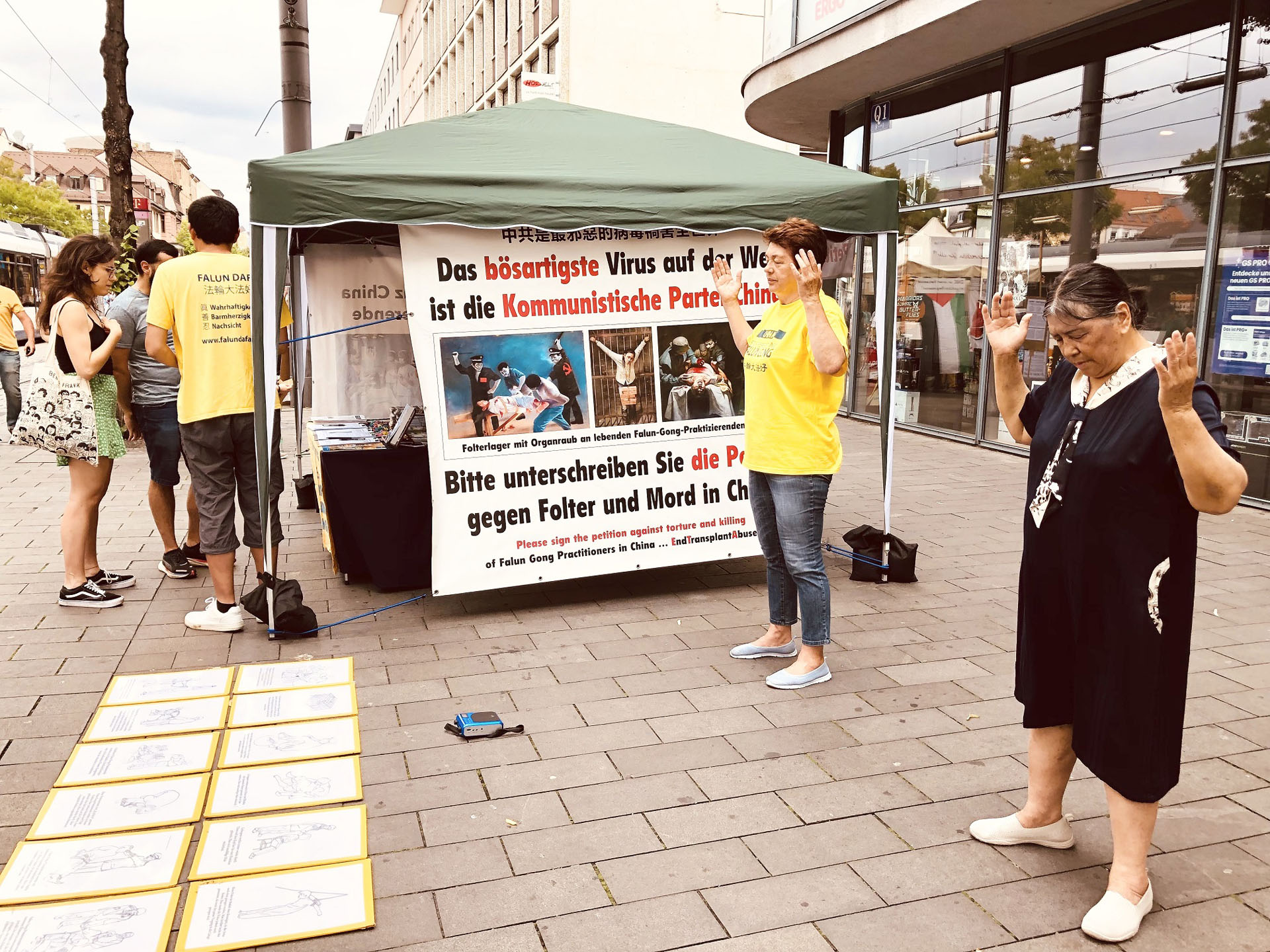 图1: 二零二四年八月三日,德国法轮功学员在曼海姆(Mannheim) 集市广场(Marktplatz) 对面弘法, 讲真相,揭露中共对法轮功的长期迫害。图为法轮功学员在展示功法。