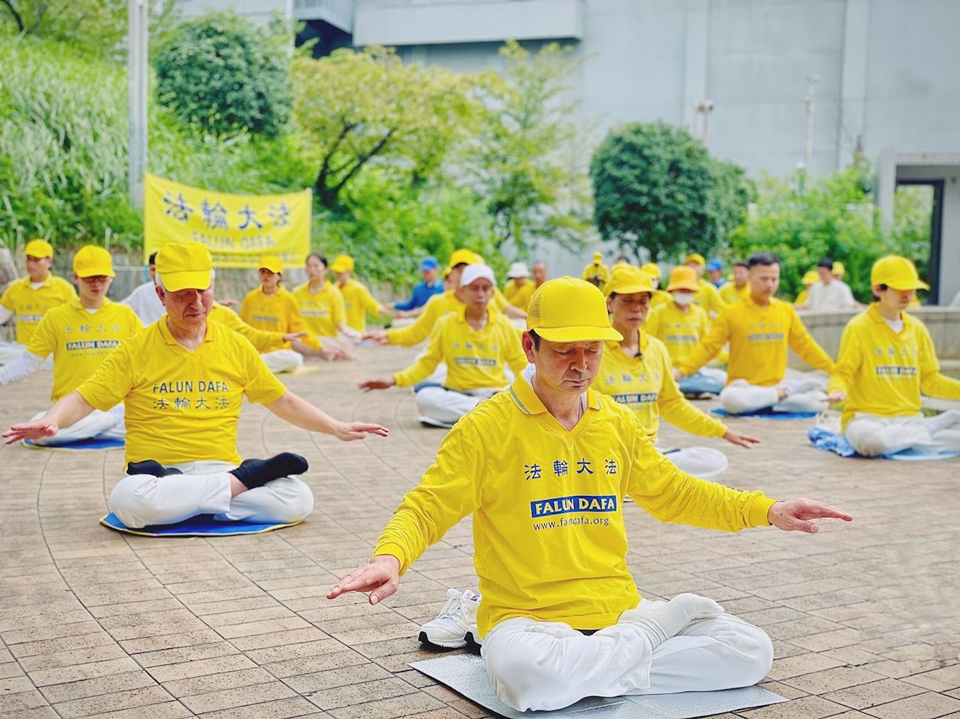'图1~3:二零二四年九月十五日上午,日本法轮功学员在中部地区爱知县首府——名古屋市中心的荣公园集体炼功。'