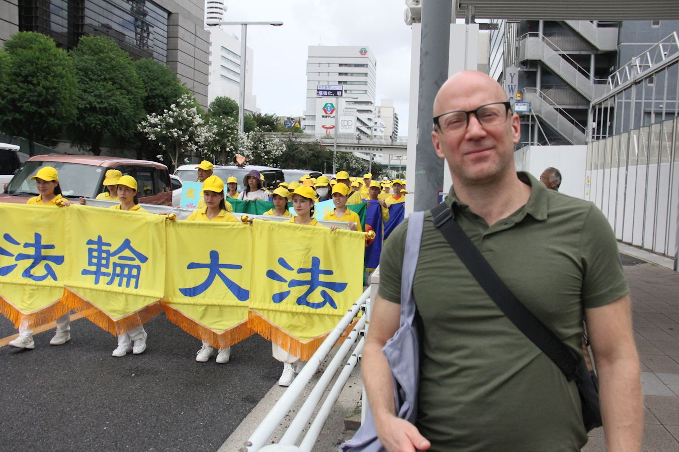 '图13:德国游客乌利·格雷韦赞同真善忍'