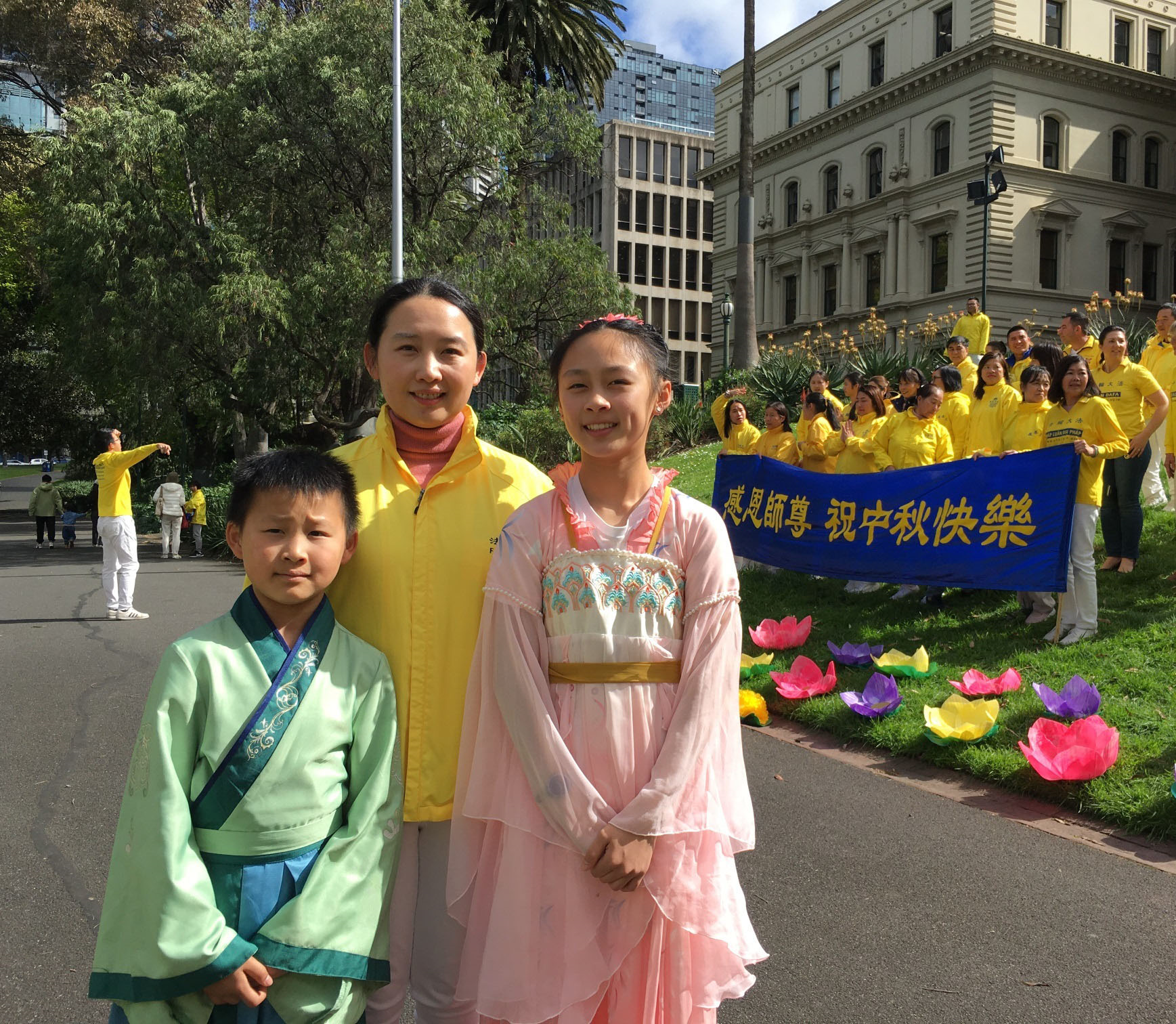 图6:崔西・范(Tracy Fan)携儿女恭祝师尊中秋快乐。