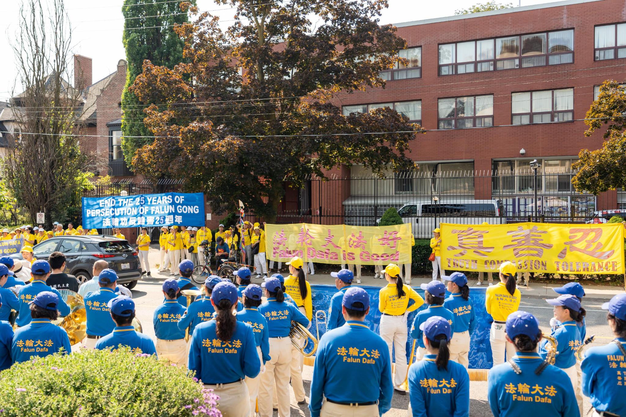 图1~3:法轮功学员在中领馆前举办反迫害集会。
