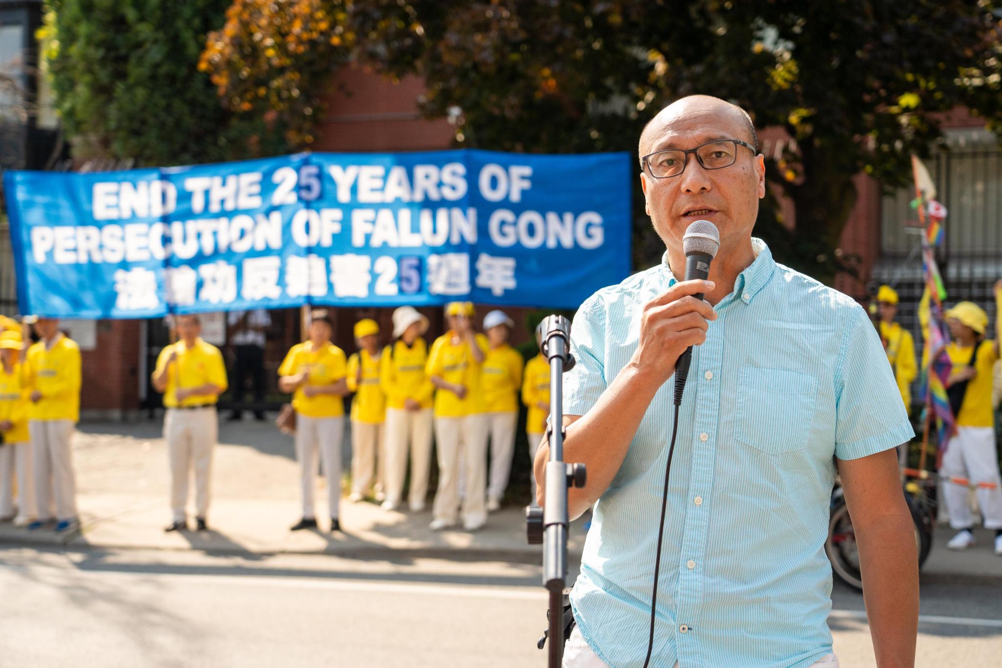 图4:中国民主党加拿大分会成员张昕伟在集会上发表演讲