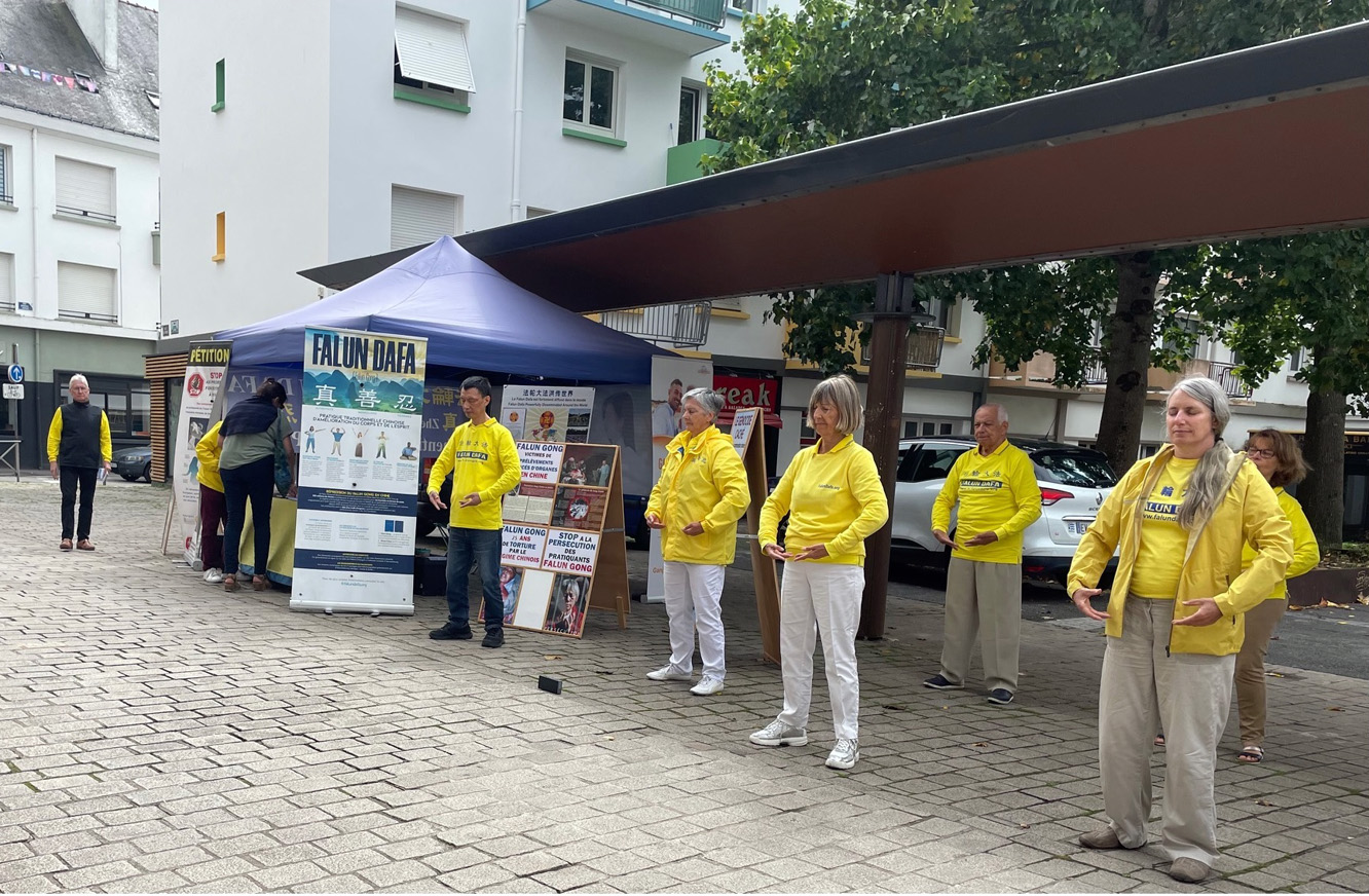 图4:法轮功学员正在演示法轮功功法