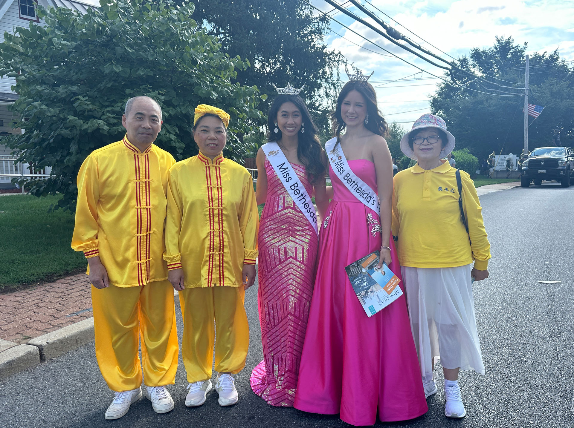 图7:法轮功学员向参加游行的贝塞斯达小姐(Miss Bethesda)讲真相,并送给她们法轮大法真相资料。