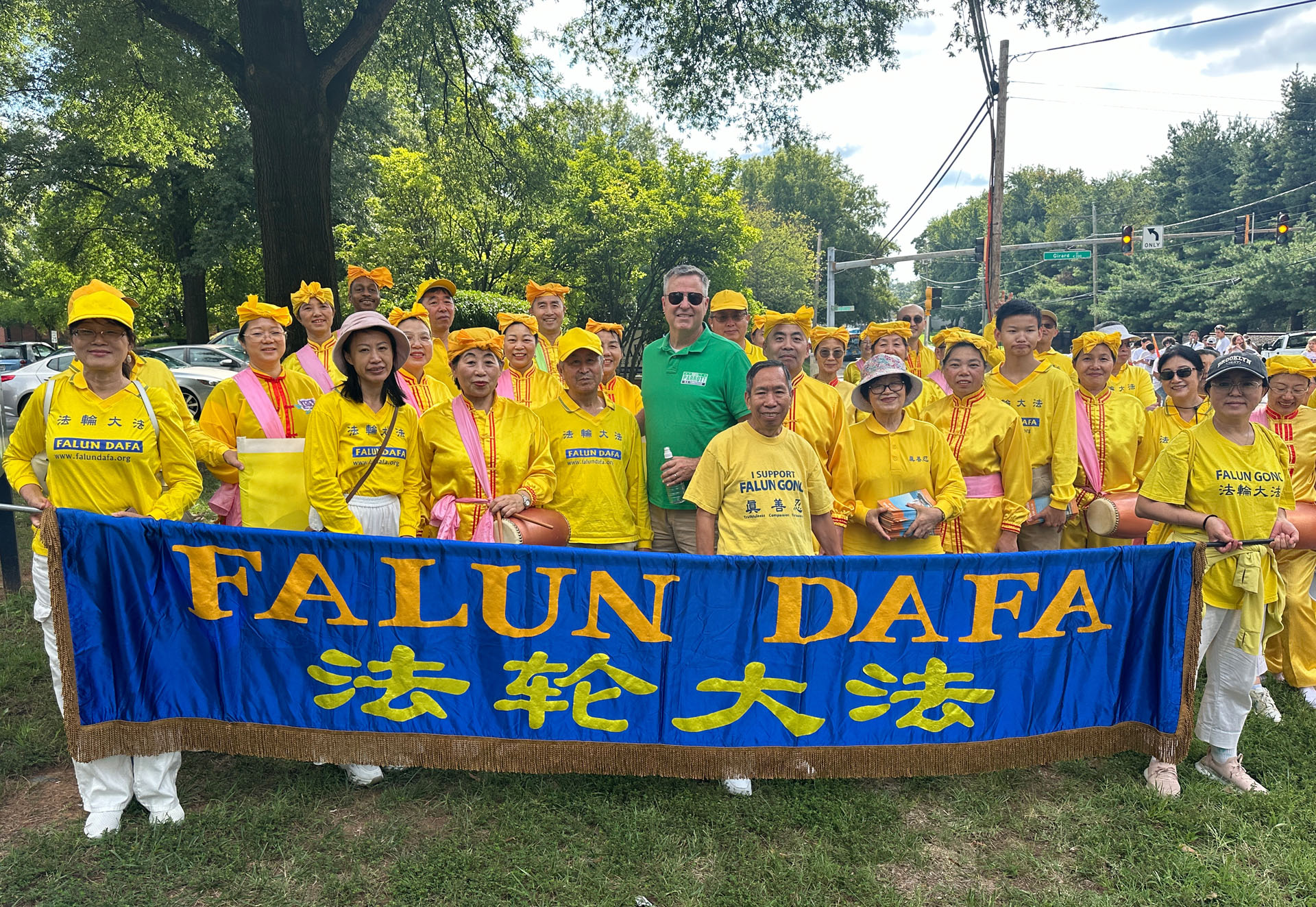图9:马里兰州众议员尼尔·帕罗特(Neil Parrott)在游行开始前与法轮功学员合影。