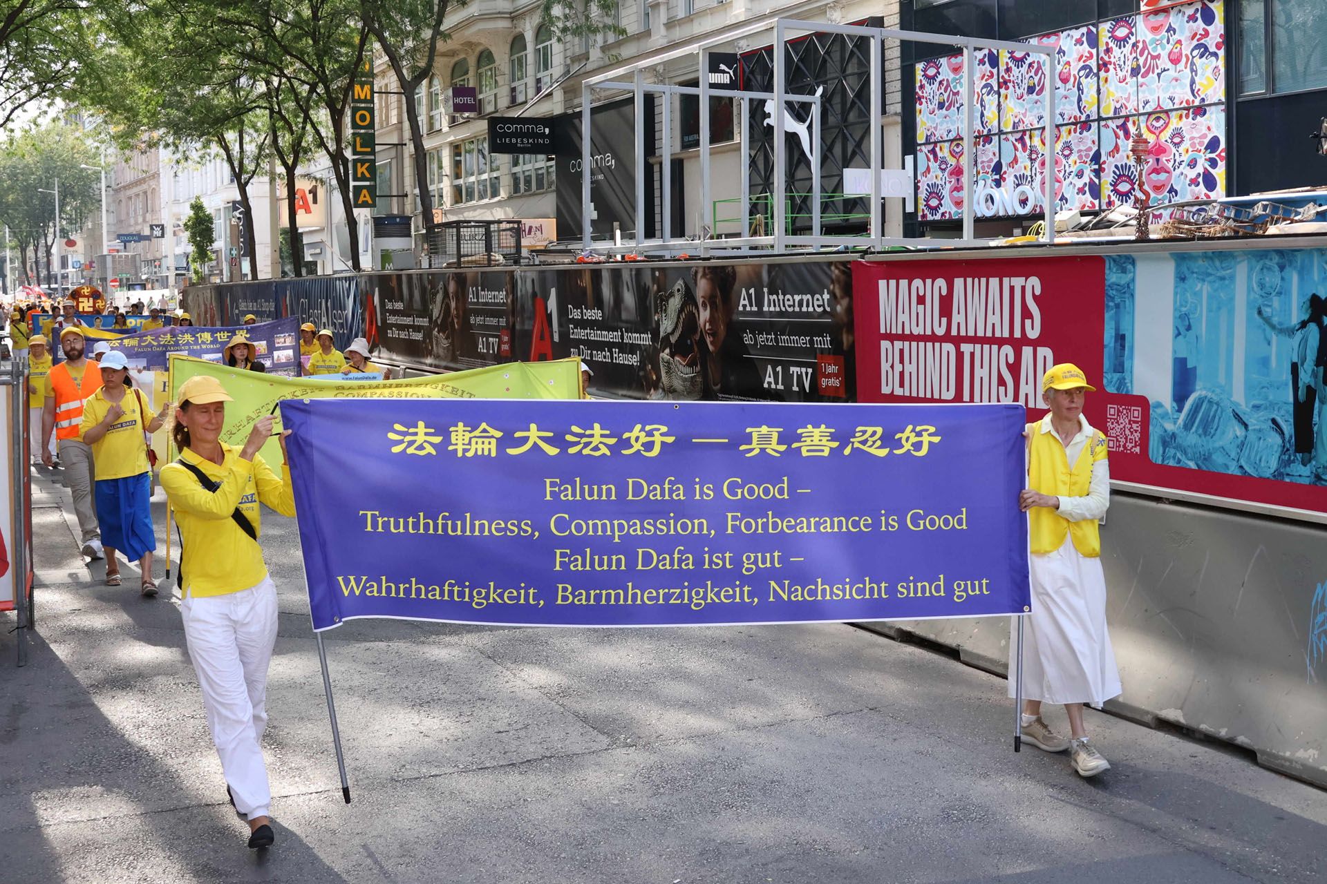 图4~6:横幅传递大法给人带来身心健康的美好,及弘传世界的讯息