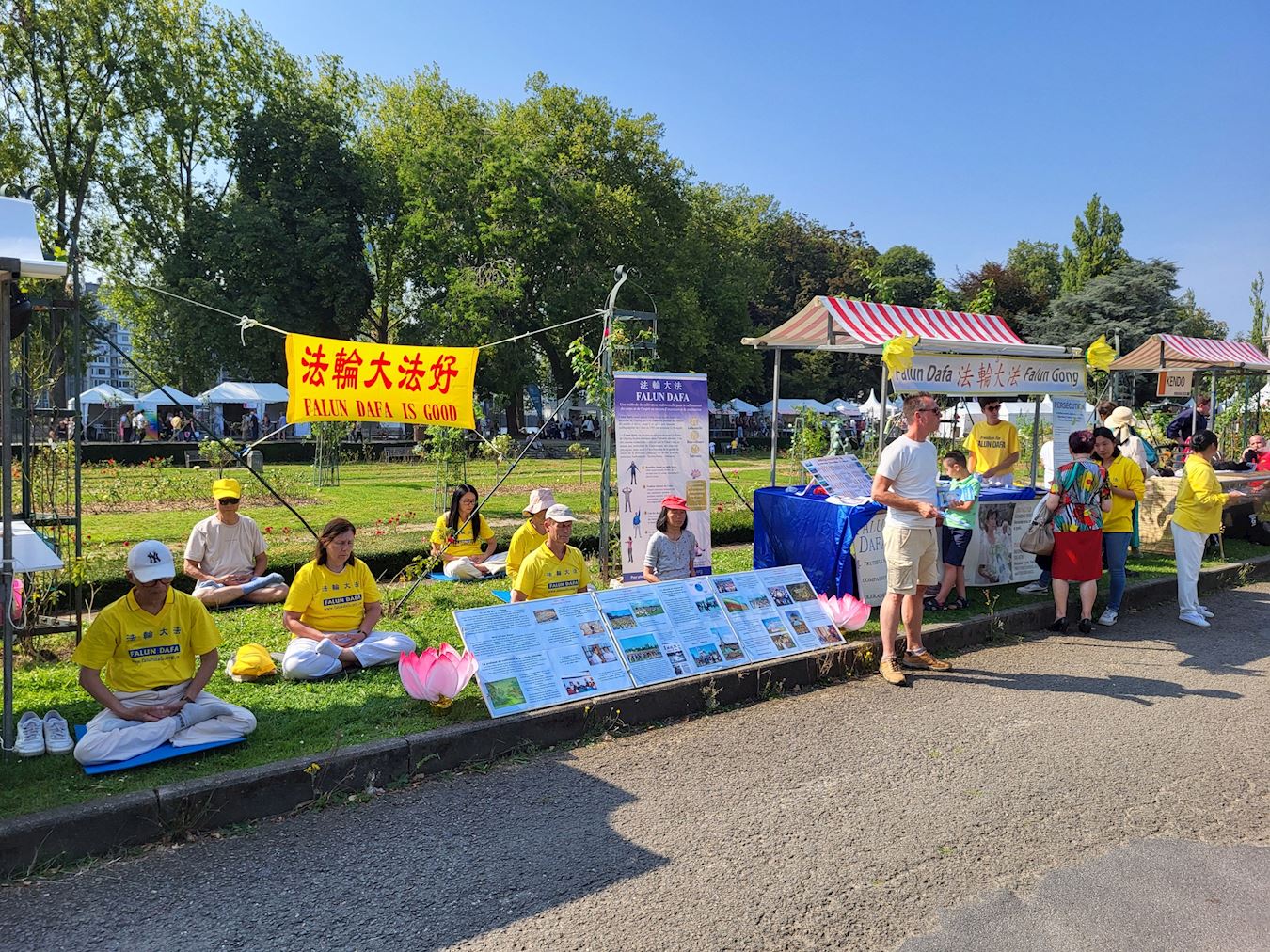 '图1~3法轮功学员展示功法'