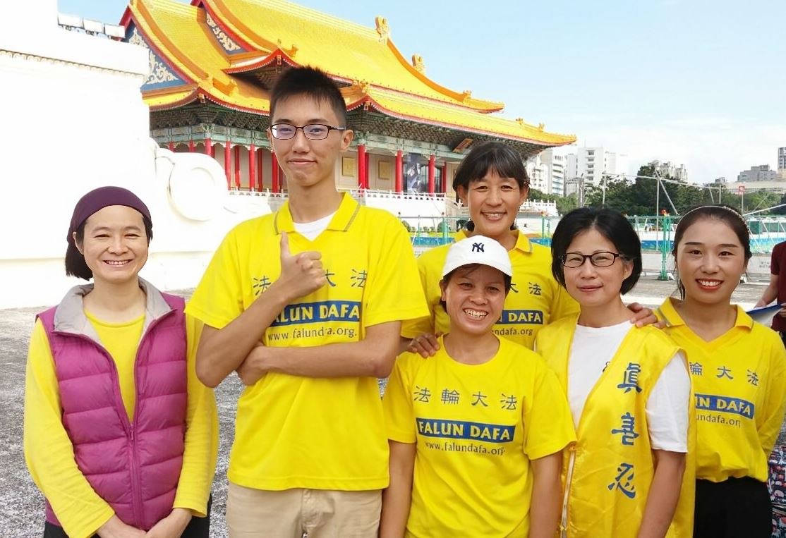 '图1:宇哲(左二)在中正纪念堂与腰鼓队的学员(由部分法轮功学员组成)合影。'