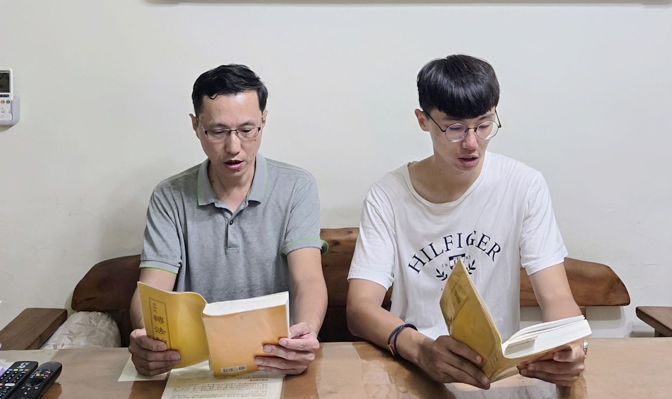 '图3:大猷和宇哲一起学《转法轮》。'