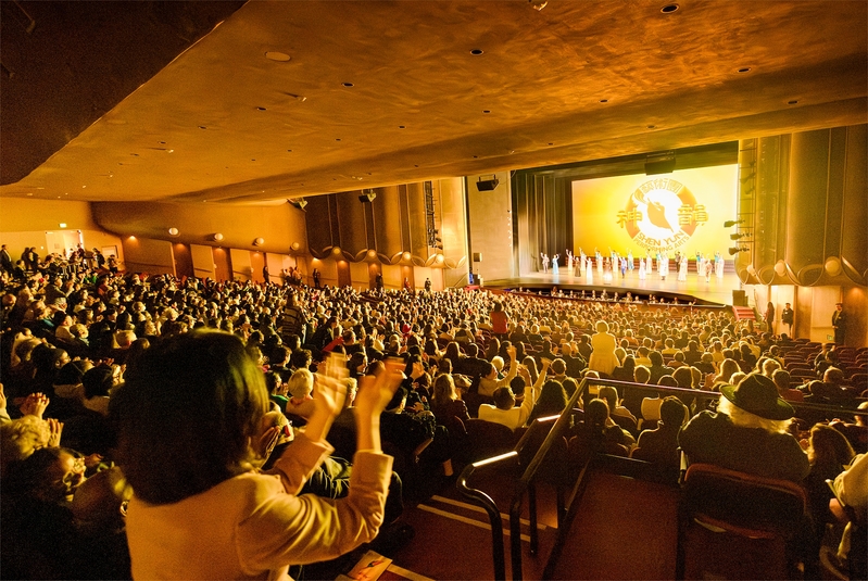 图2:二零二四年十二月二十六日至三十日,神韵北美艺术团在圣荷西表演艺术中心(Center for the Performing Arts)演出五场,图为十二月二十八日下午第三场演出。(大<span style='max-width:0px!important;margin-left:-4px;color:#eee!important;'>.</span>纪<span style='max-width:0px!important;margin-left:-4px;color:#eee!important;'>.</span>元<span style='max-width:0px!important;margin-left:-4px;color:#eee!important;'>;</span>)